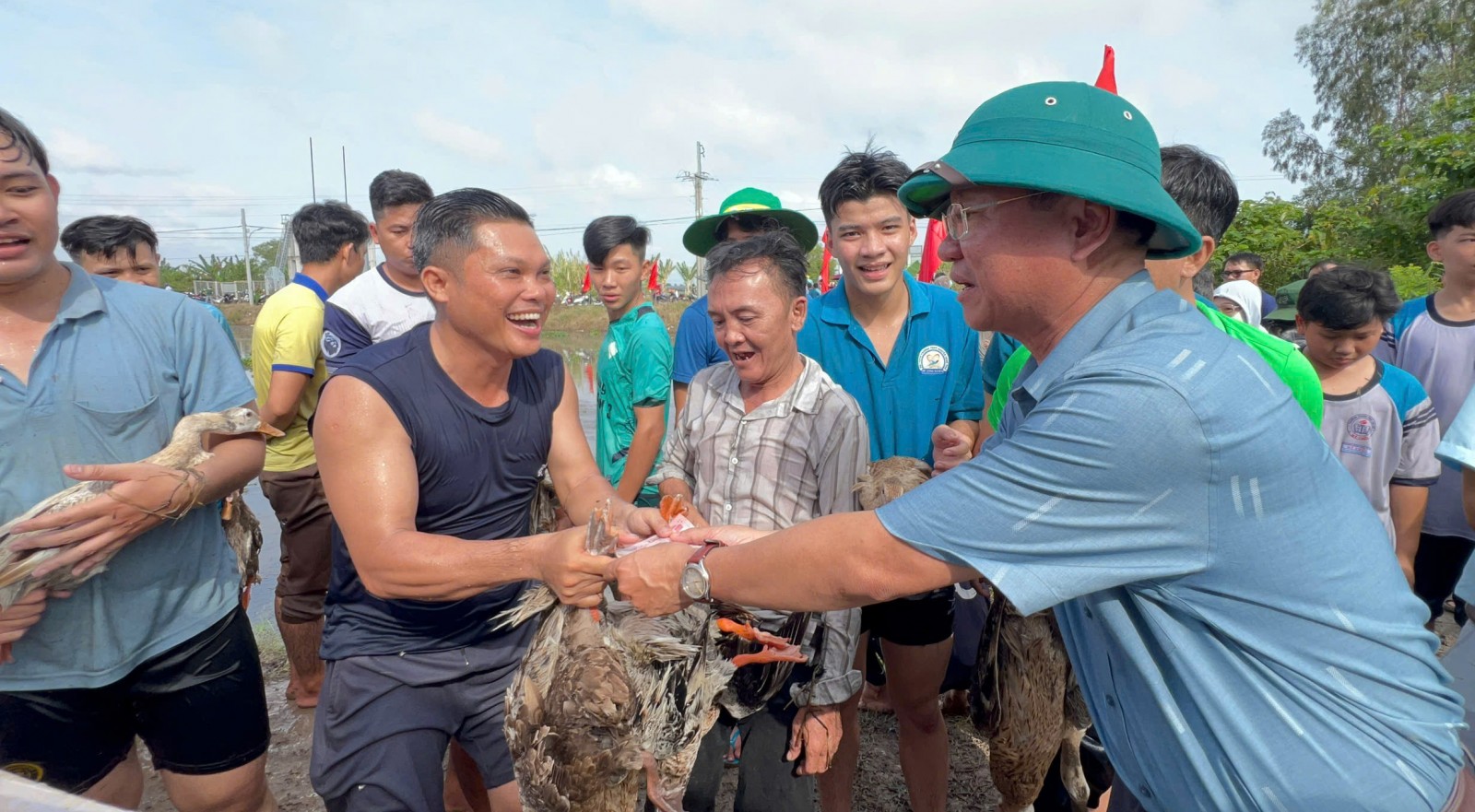 Bí thư Đảng ủy phường Mỹ Thới, Trần Minh Đức trao thưởng tiền mặt cho các đội bắt được vịt 