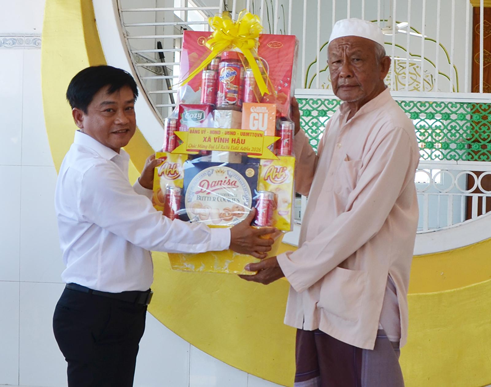 Phó Bí thư Thường trực Tỉnh ủy, Chủ tịch HĐND tỉnh An Giang Nguyễn Thanh Nhàn chúc Tết Roya Haji tại xã Vĩnh Hậu