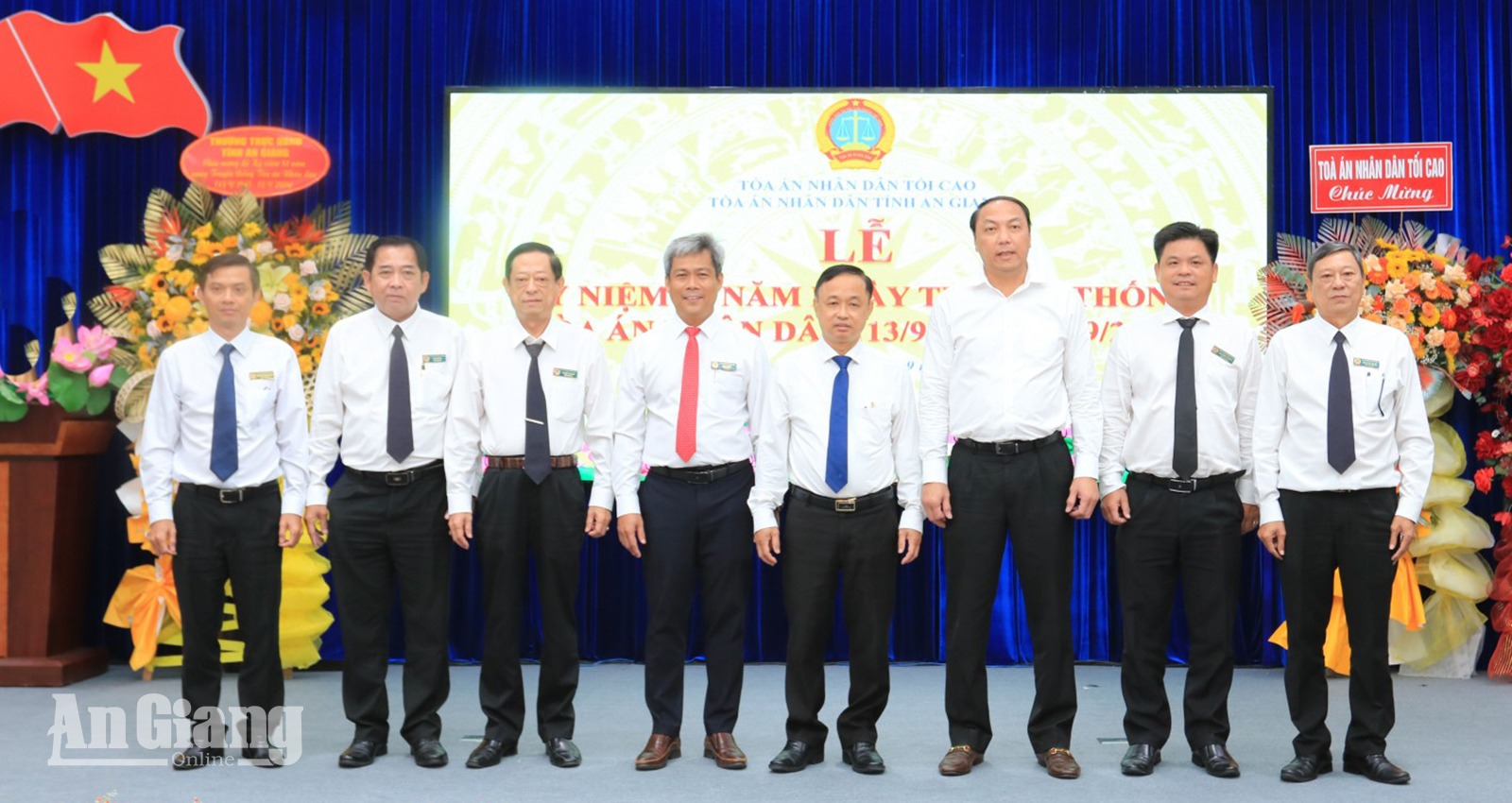 Phó Chánh án Tòa án nhân dân Tối cao Nguyễn Biên Thùy; Phó Bí thư Thường trực Tỉnh ủy An Giang Lâm Minh Thành chụp hình lưu niệm cùng lãnh đạo Tòa án tỉnh An Giang