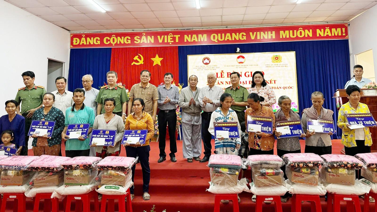 Bàn giao 36 căn nhà Đại đoàn kết tại các xã biên giới