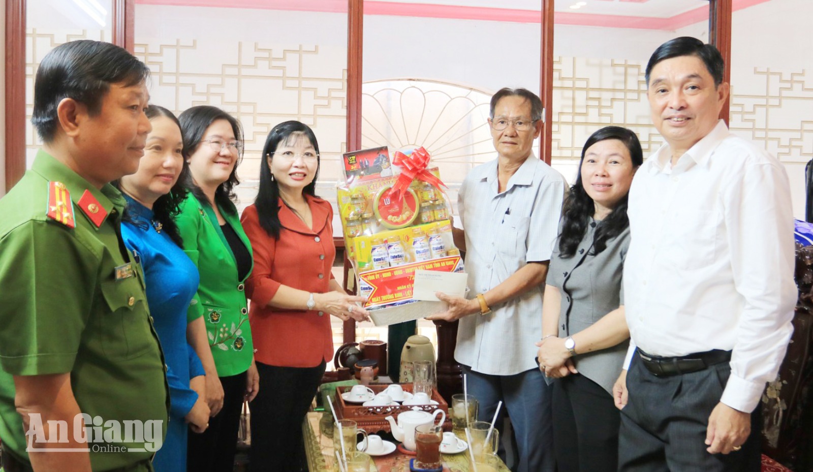 Đồng chí Trần Thị Thanh Hương thăm gia đình người có công tại phường Long Xuyên Phó Bí thư Tỉnh ủy, Chủ tịch Ủy ban MTTQ Việt Nam tỉnh An Giang Trần Thị Thanh Hương thăm, tặng quà ông Trần Hồng