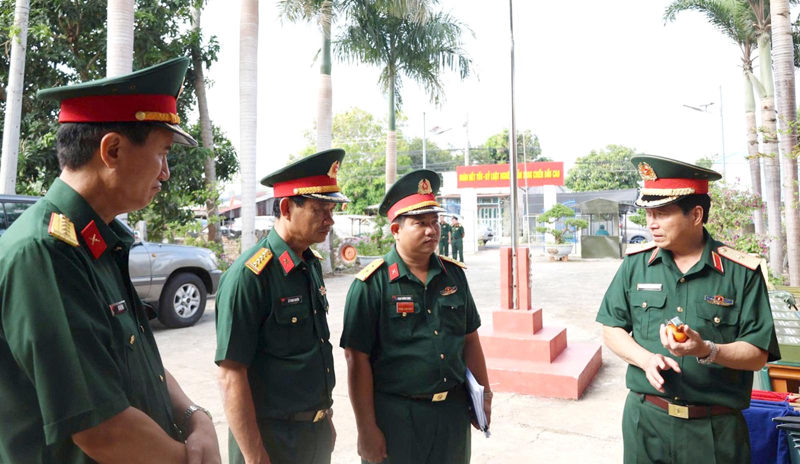 Phó Tư lệnh Quân khu 9 kiểm tra công tác quân sự quốc phòng địa phương xã Cù Lao Giêng