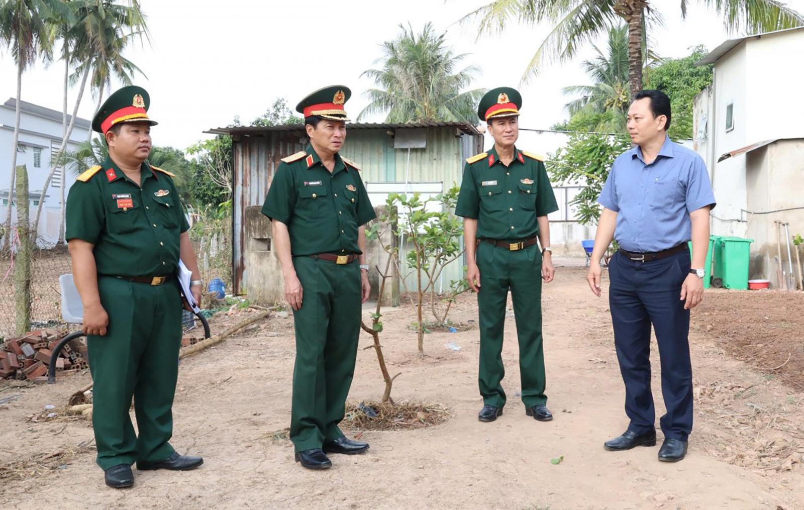Phó Tư lệnh Quân khu 9 kiểm tra công tác quân sự quốc phòng địa phương xã Cù Lao Giêng
