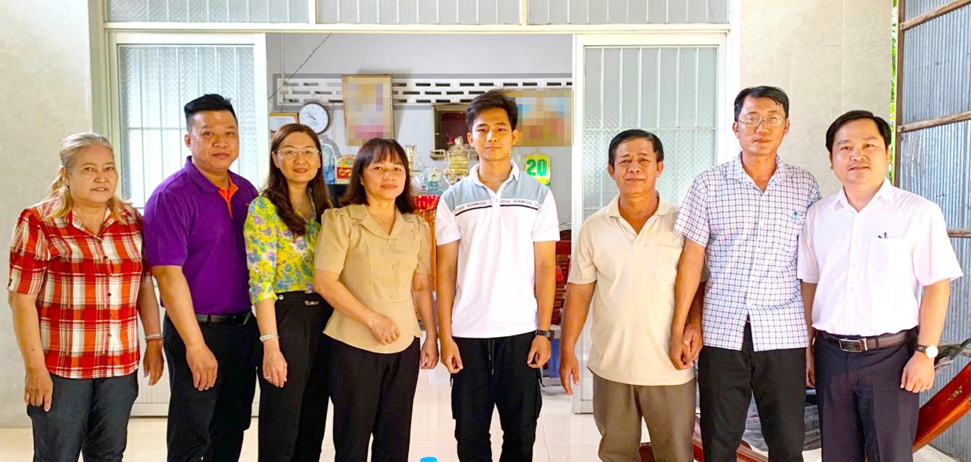 Trao thưởng học sinh xuất sắc, thủ khoa kỳ thi tốt nghiệp THPT năm 2025