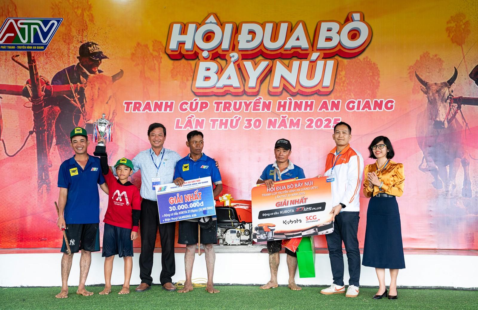 Đôi bò của ông Chau Khon đoạt giải nhất Hội Đua bò Bảy Núi tranh cúp truyền hình An Giang lần thứ 30 năm 2025