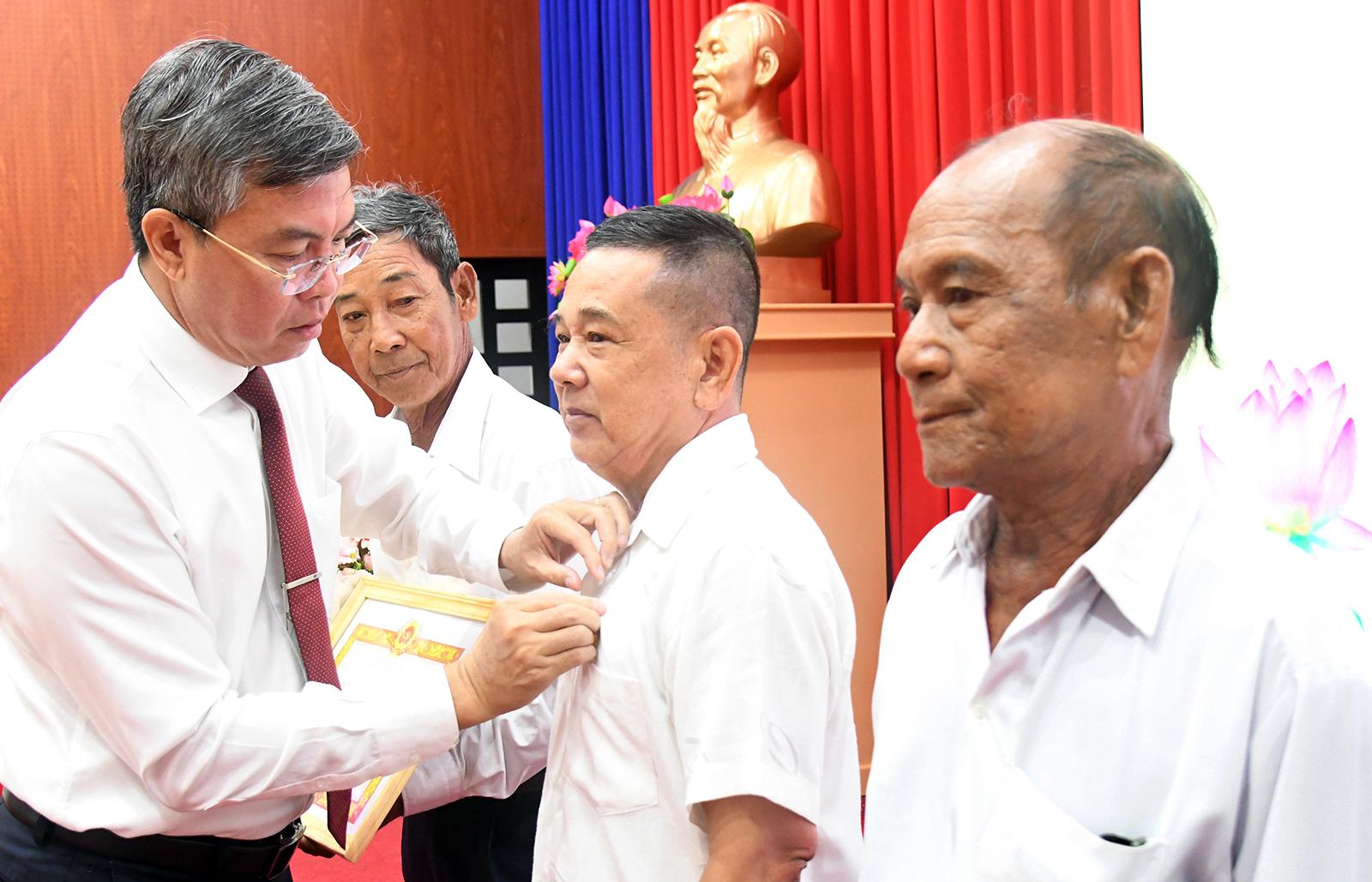 Phường Hà Tiên trao Huy hiệu Đảng cho 25 đảng viên