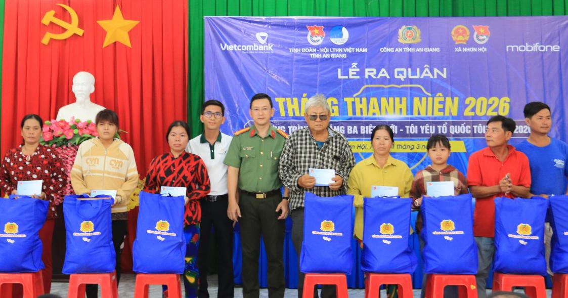Công an tỉnh An Giang ra quân thực hiện tháng thanh niên tại xã Nhơn Hội Tặng quà cho lực lượng an ninh trật tự cơ sở
