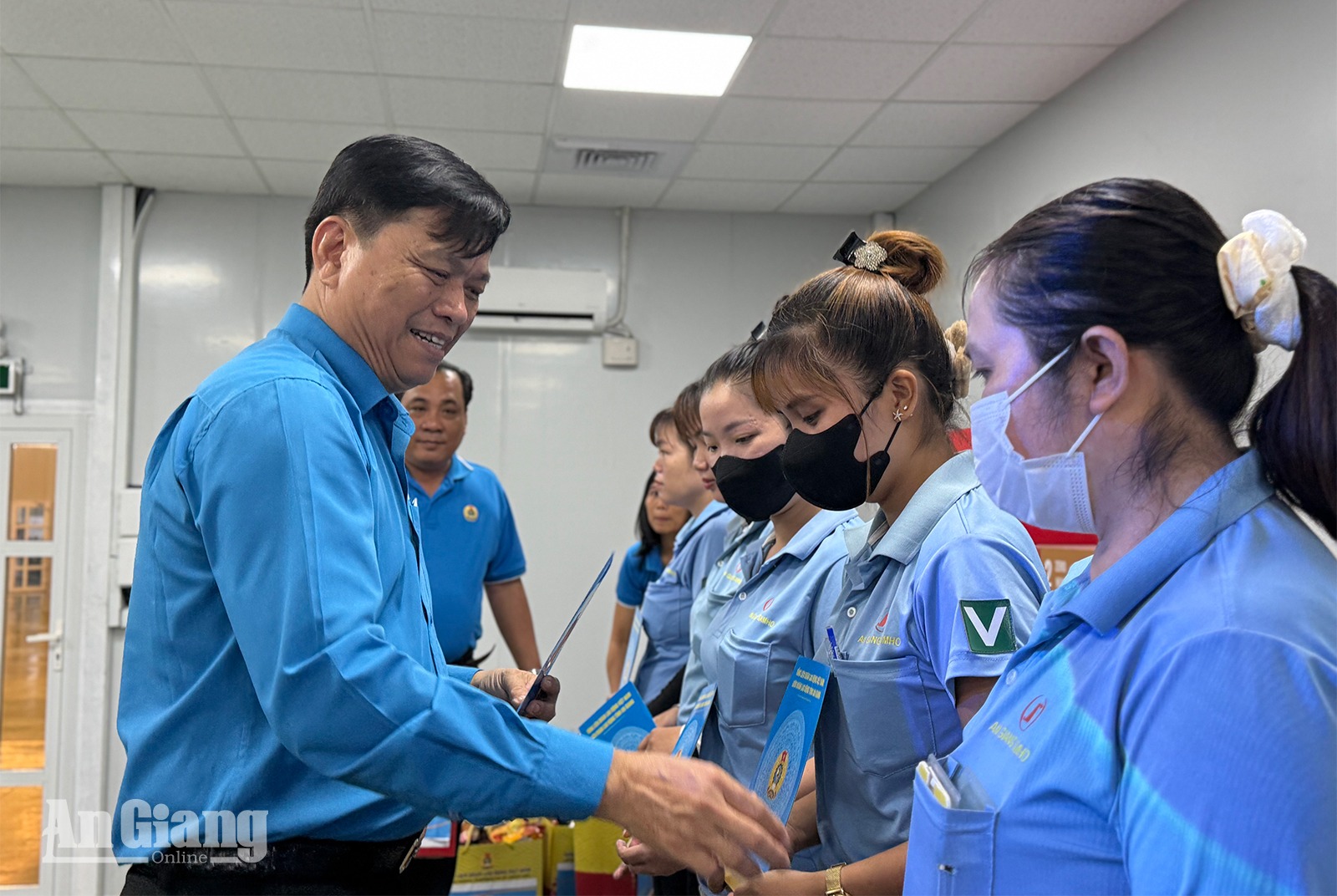 Chăm lo toàn diện đời sống đoàn viên, người lao động