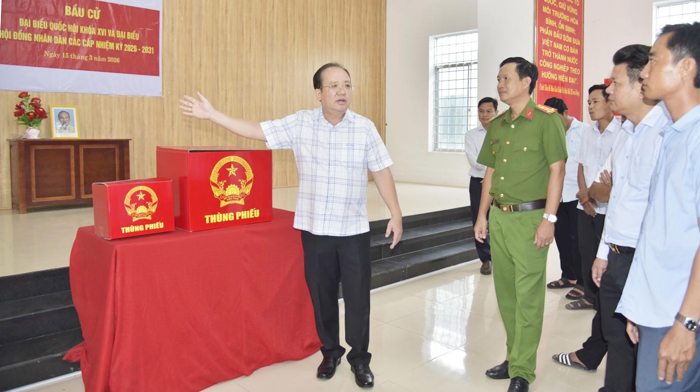 Phó Chủ tịch Thường trực UBND tỉnh An Giang Nguyễn Thanh Phong kiểm tra công tác chuẩn bị bầu cử tại 3 xã