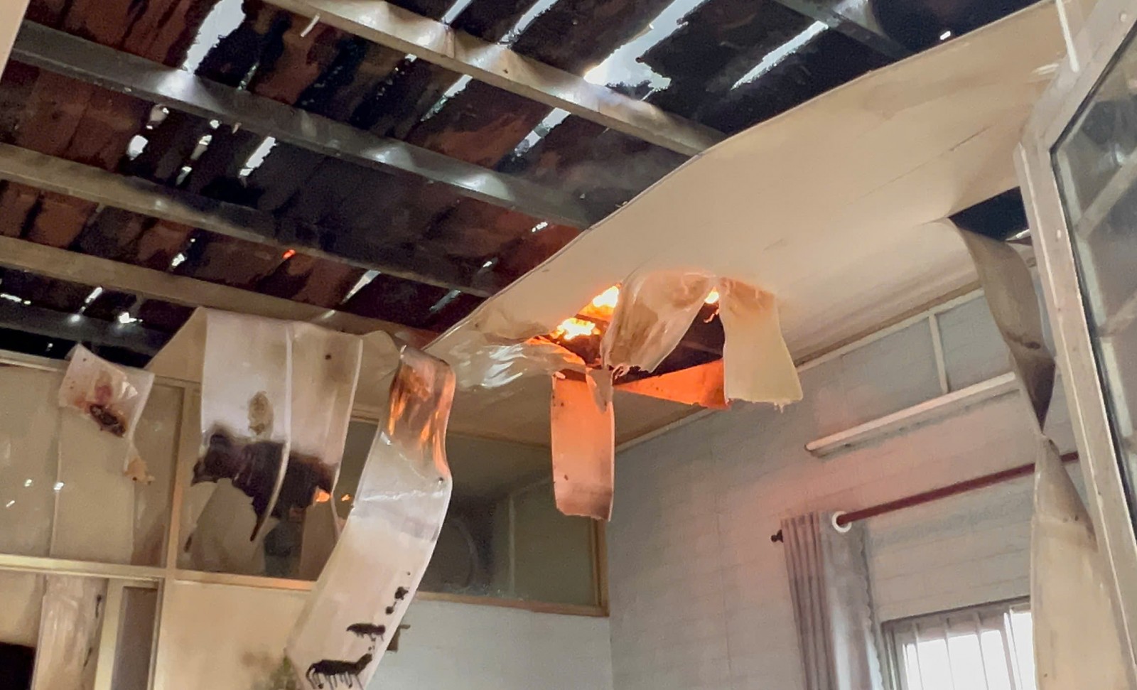 Cháy 4 căn nhà ở phường Bình Đức