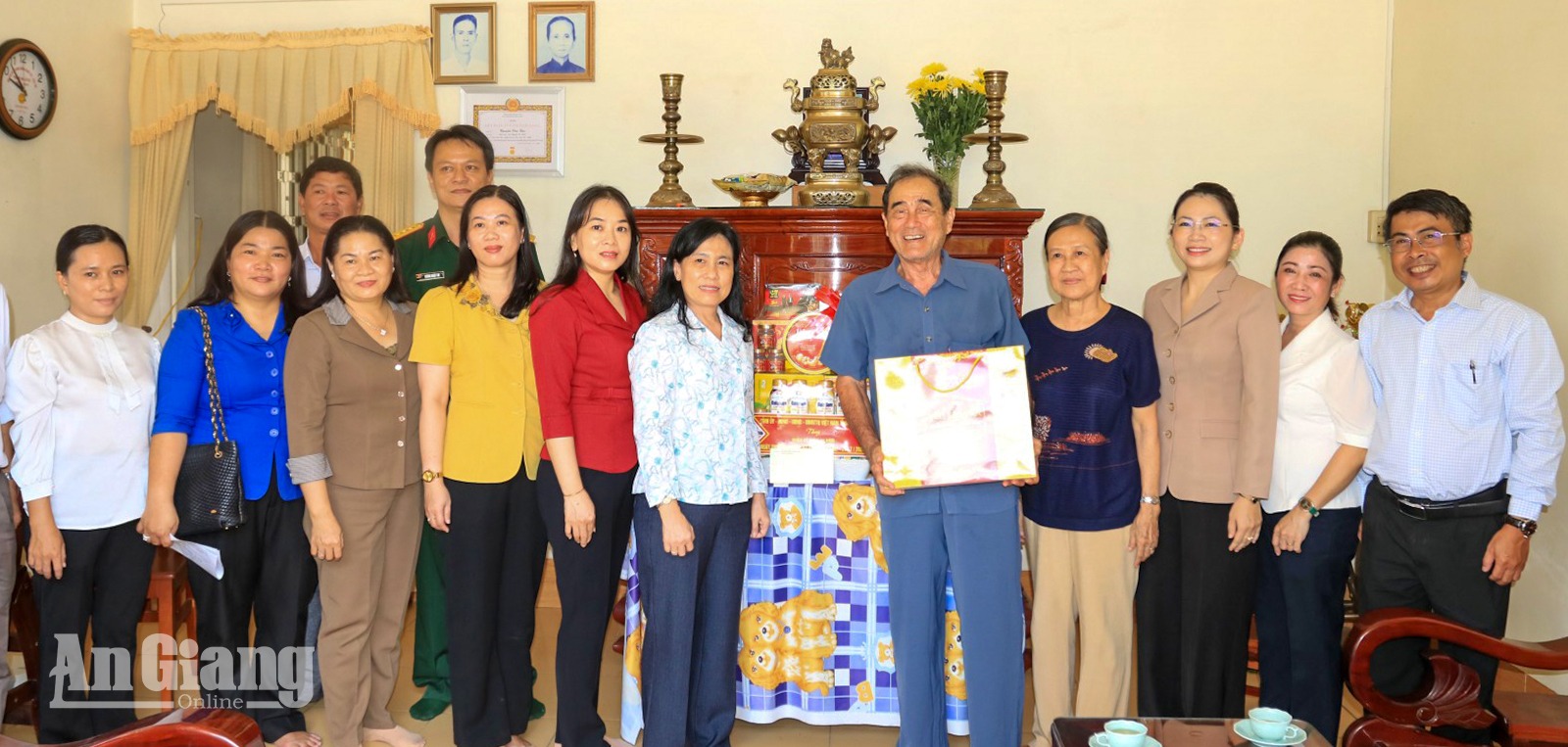 Phó Chủ tịch HĐND tỉnh An Giang Đinh Thị Việt Huỳnh thăm người có công tiêu biểu Đồng chí Đinh Thị Việt Huỳnh thăm, tặng quà ông Nguyễn Văn Học (Nguyễn Tập)