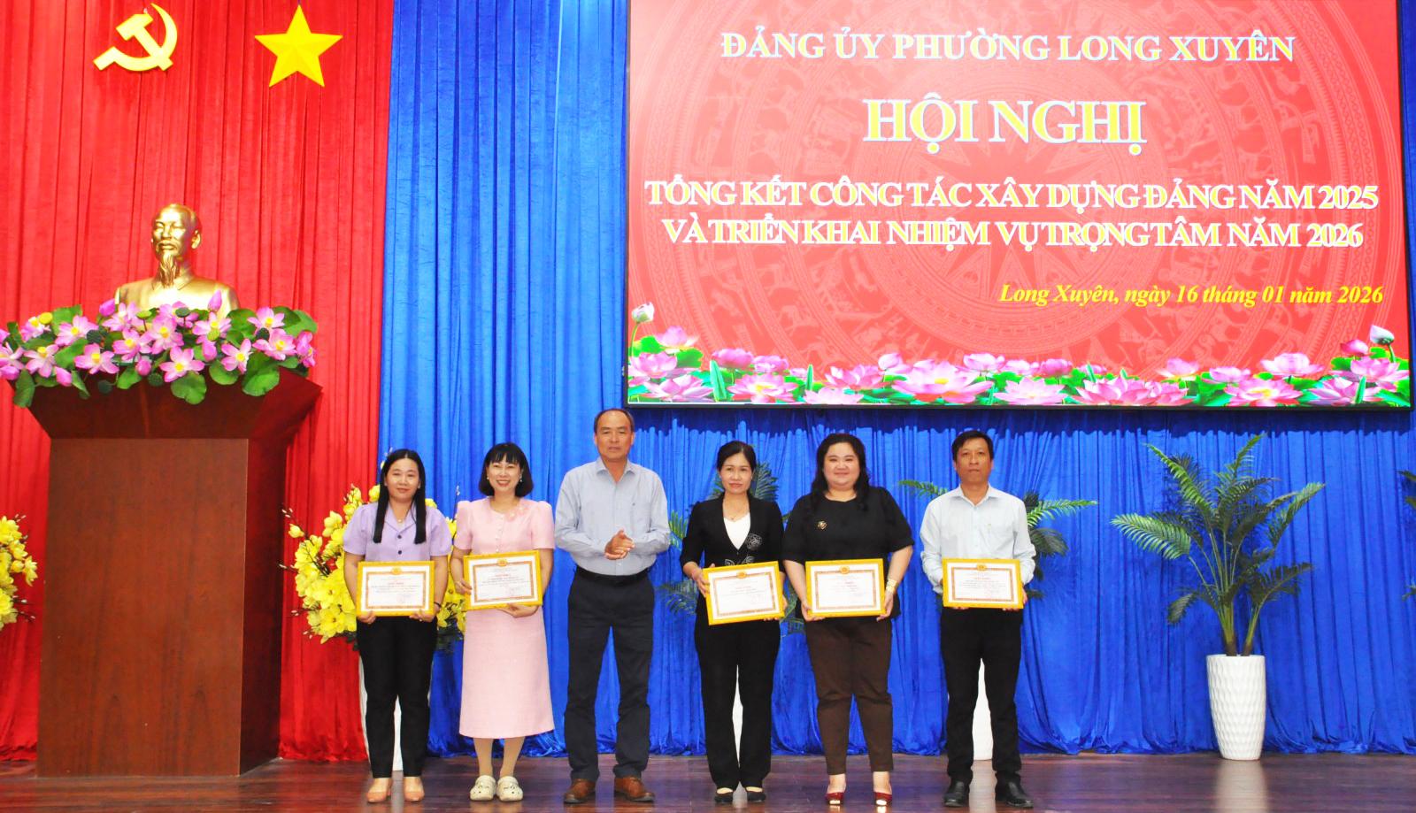 Khen thưởng cho c&aacute;c tập thể