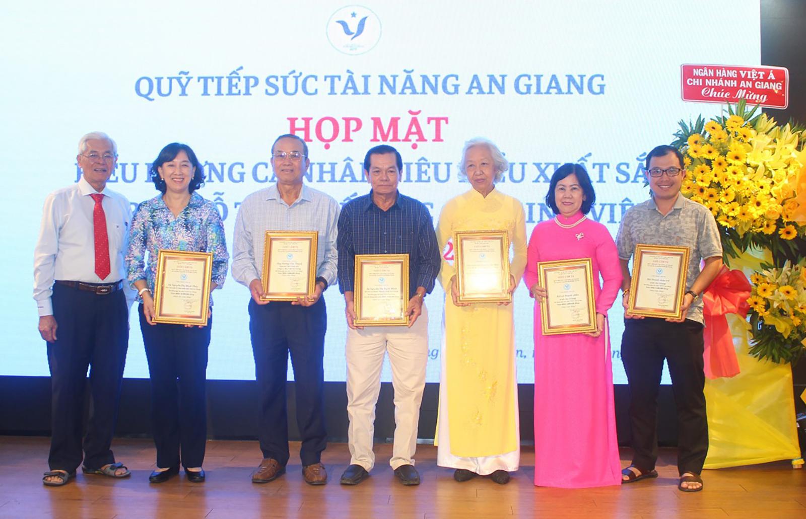 Họp mặt biểu dương cá nhân tiêu biểu xuất sắc và trao tài trợ cho sinh viên tài năng An Giang