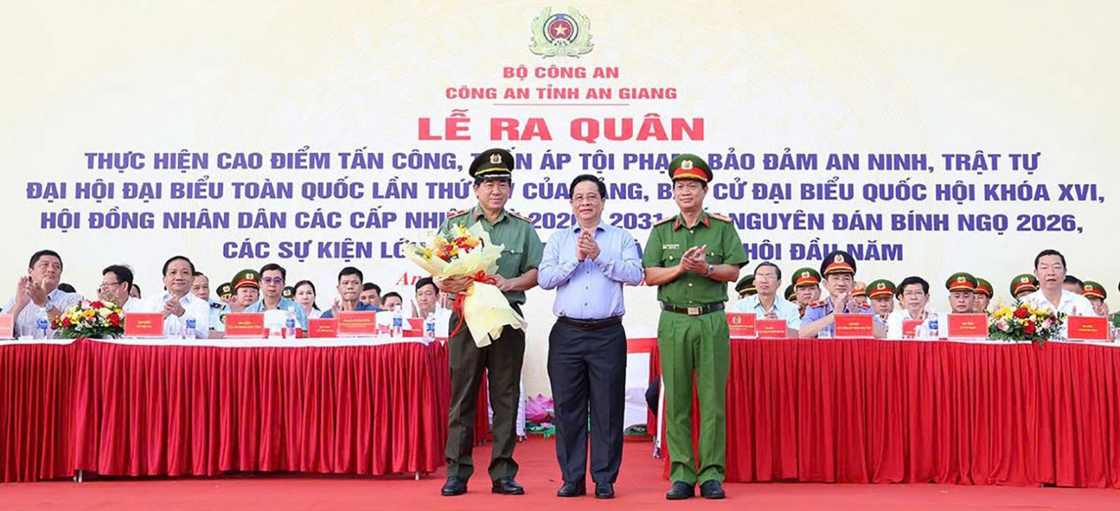 Công an tỉnh An Giang ra quân cao điểm tấn công trấn áp tội phạm bảo đảm an ninh trật tự Đồng chí Hồ Văn Mừng, Ủy viên Dự khuyết Trung ương Đảng, Chủ tịch UBND tỉnh An Giang tặng hoa chúc mừng, động viên lực lượng Công an tỉnh