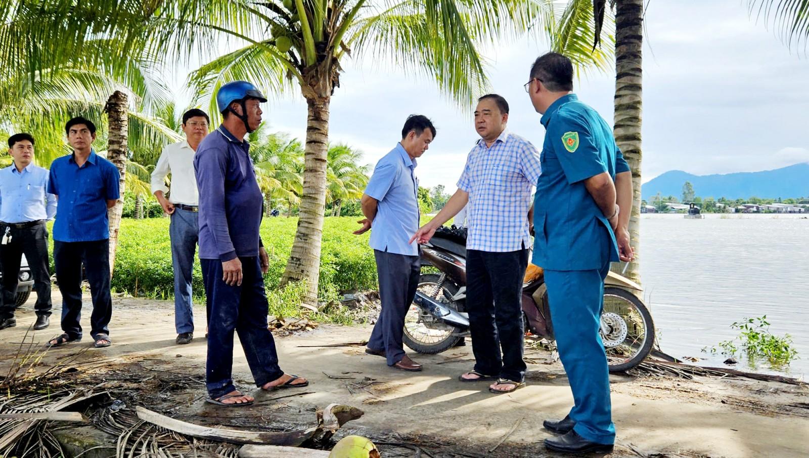 Kiểm tra thực tế các tuyến đê xung yếu tại xã Ba Chúc