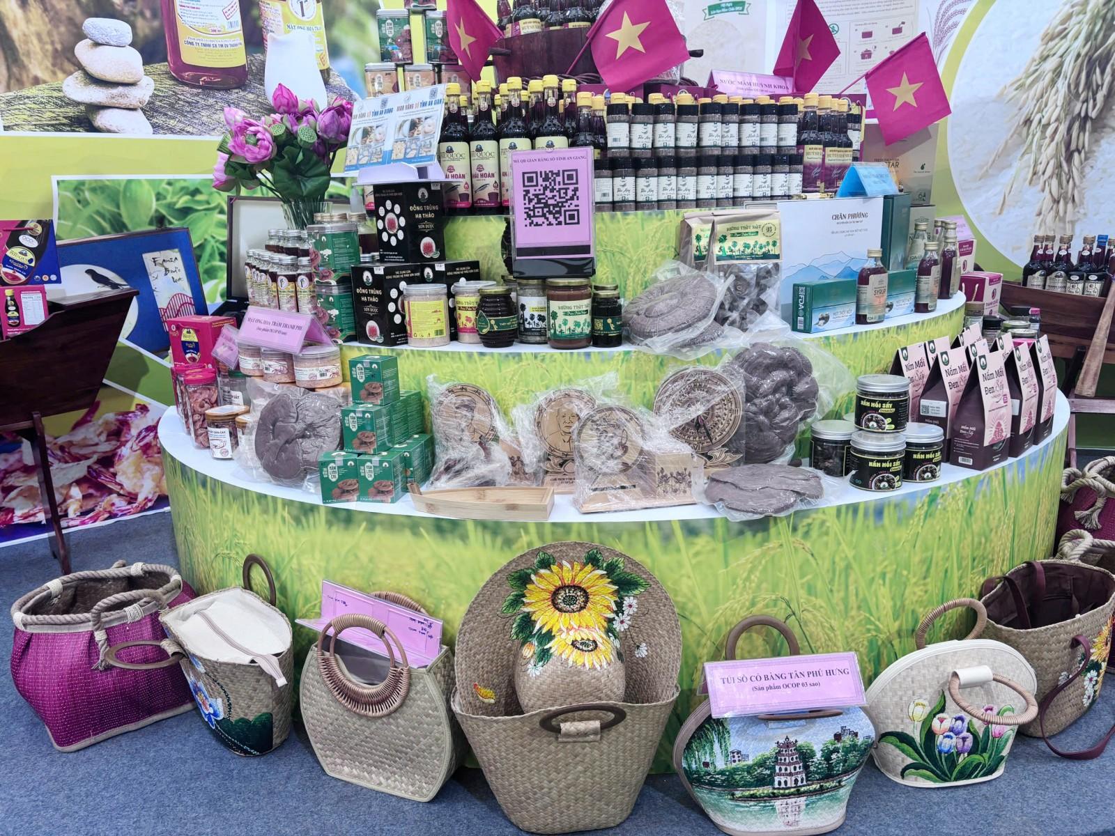 30 đơn vị du lịch, doanh nghiệp An Giang tham gia Triển lãm thành tựu đất nước