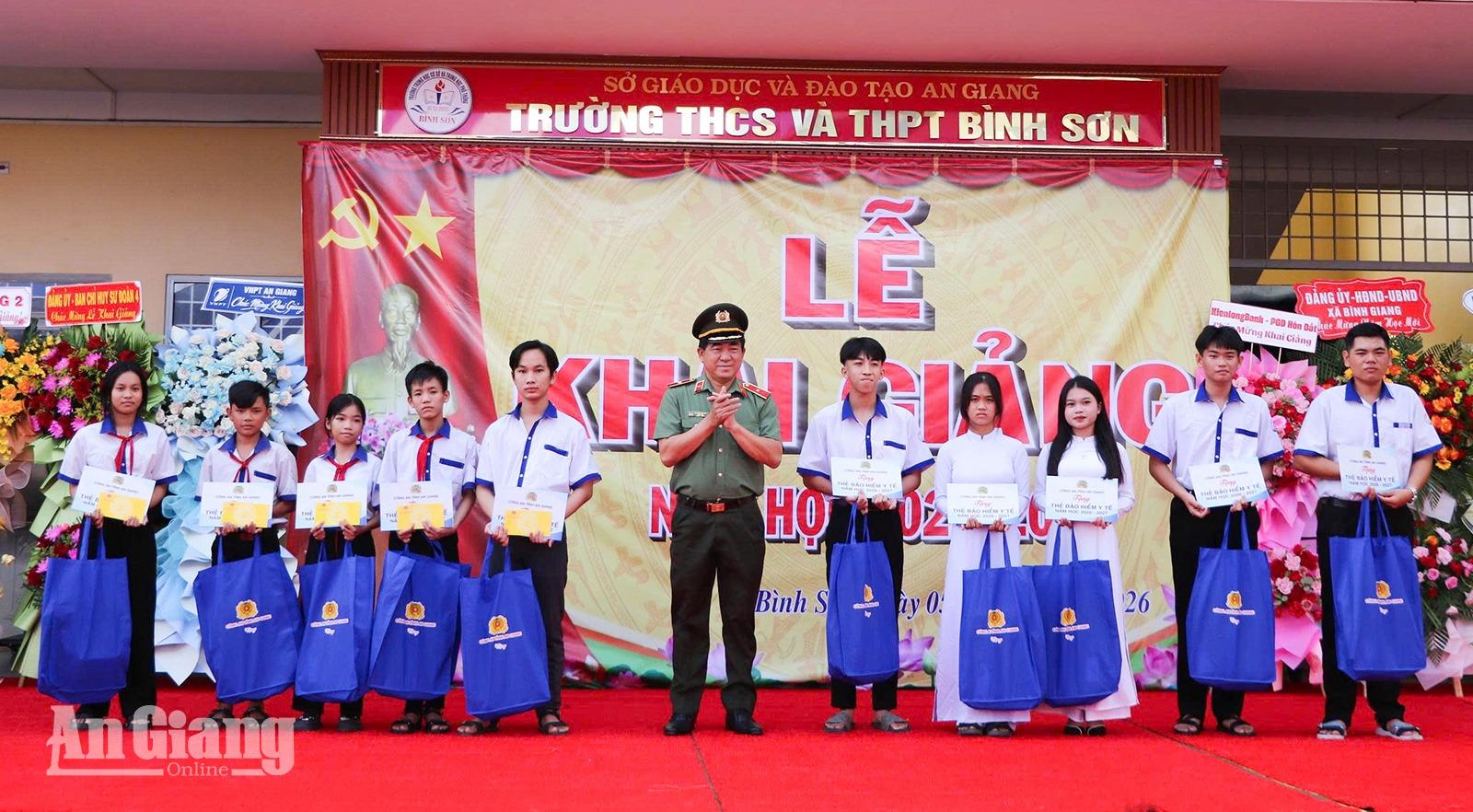 10 học sinh khó khăn nhận quà 2,5 triệu đồng ngày khai trường