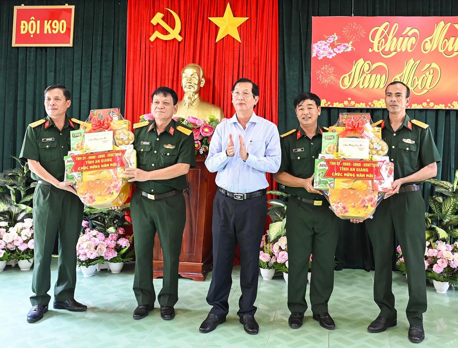 Phó Chủ tịch UBND tỉnh An Giang Lê Văn Phước chúc tết tại xã Tri Tôn, hai phường Chi Lăng và Tịnh Biên