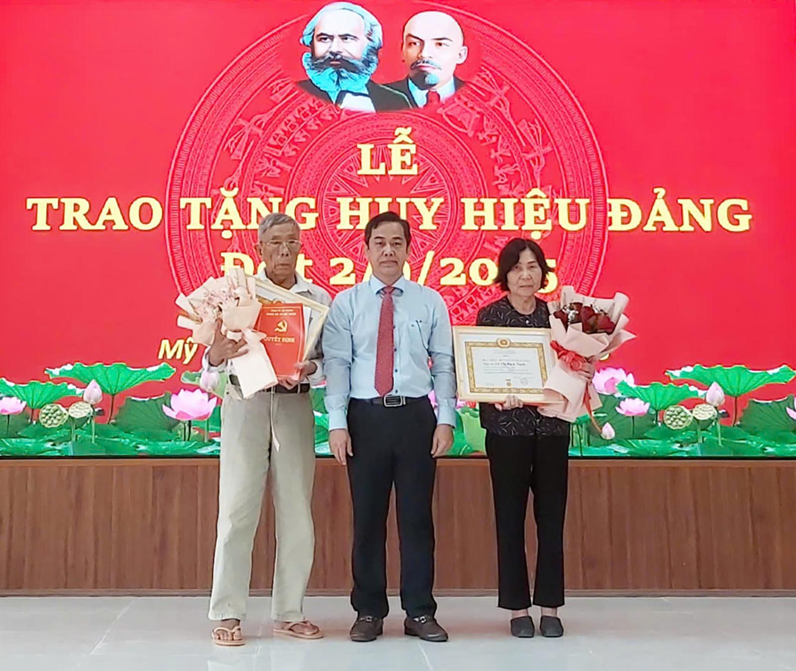 Xã Mỹ Thuận trao Huy hiệu Đảng