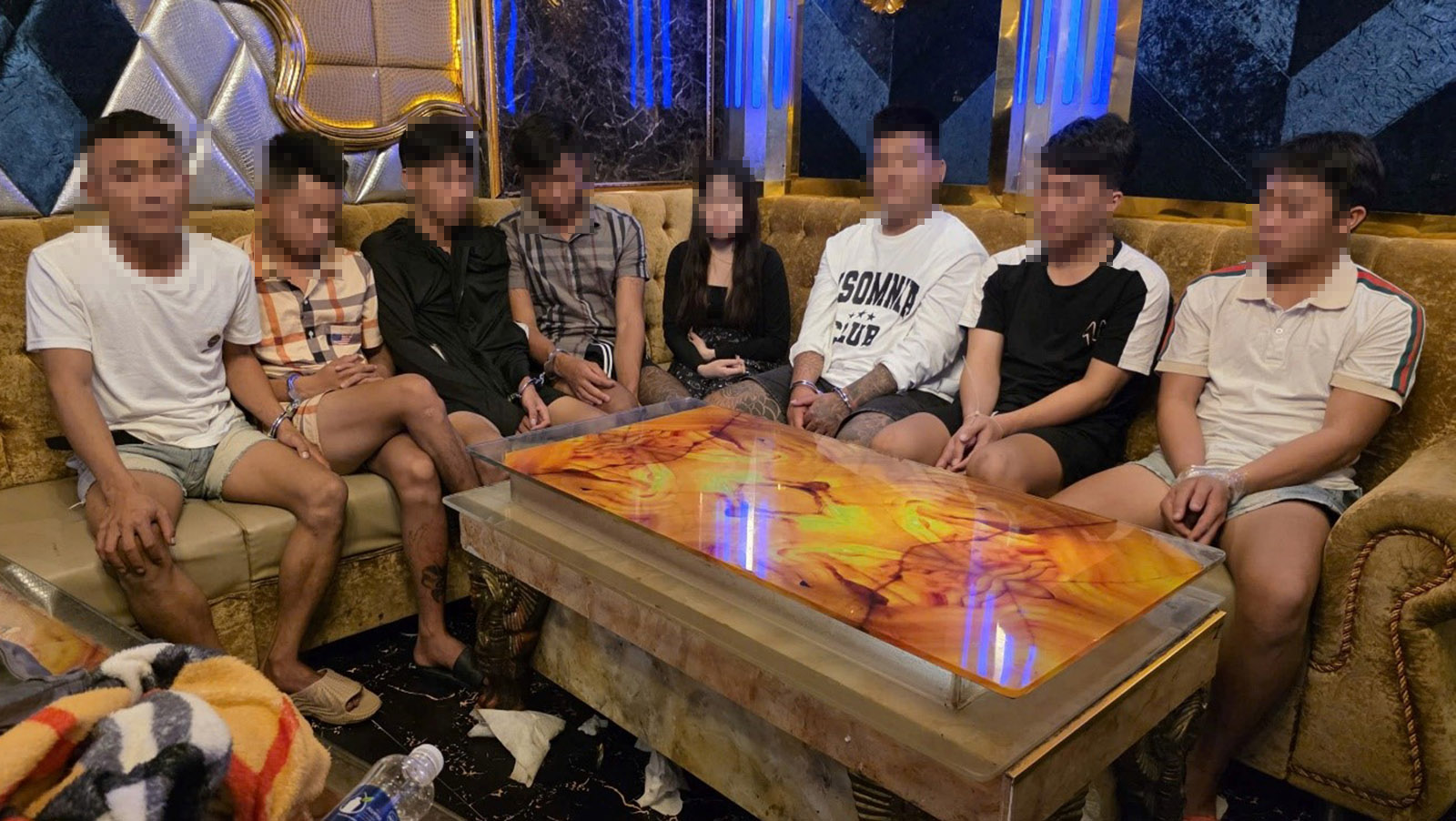 Tạm giữ 24 đối tượng dương tính với ma túy ở Karaoke Ngọc Anh