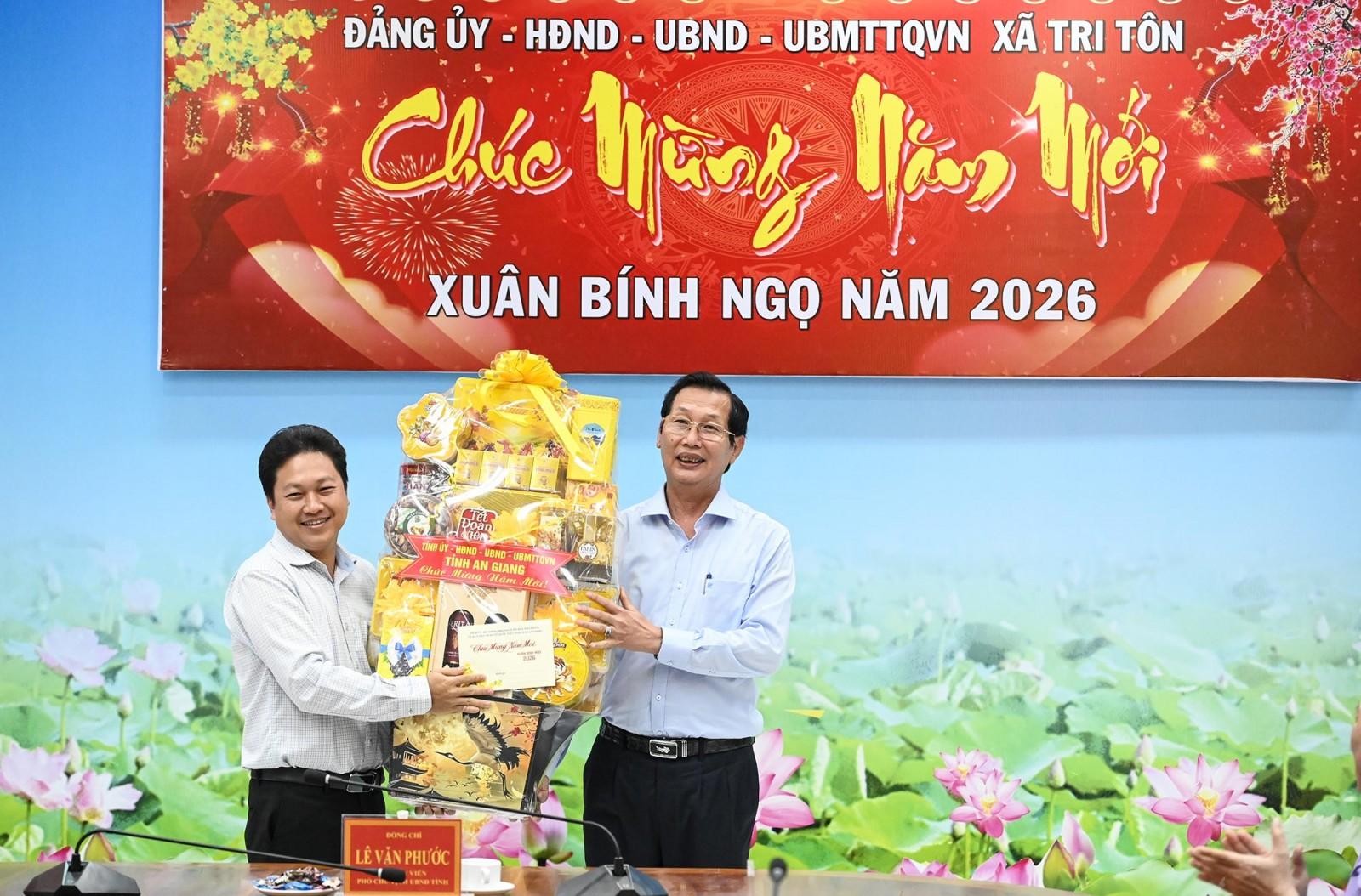 Phó Chủ tịch UBND tỉnh An Giang Lê Văn Phước chúc tết tại xã Tri Tôn, hai phường Chi Lăng và Tịnh Biên