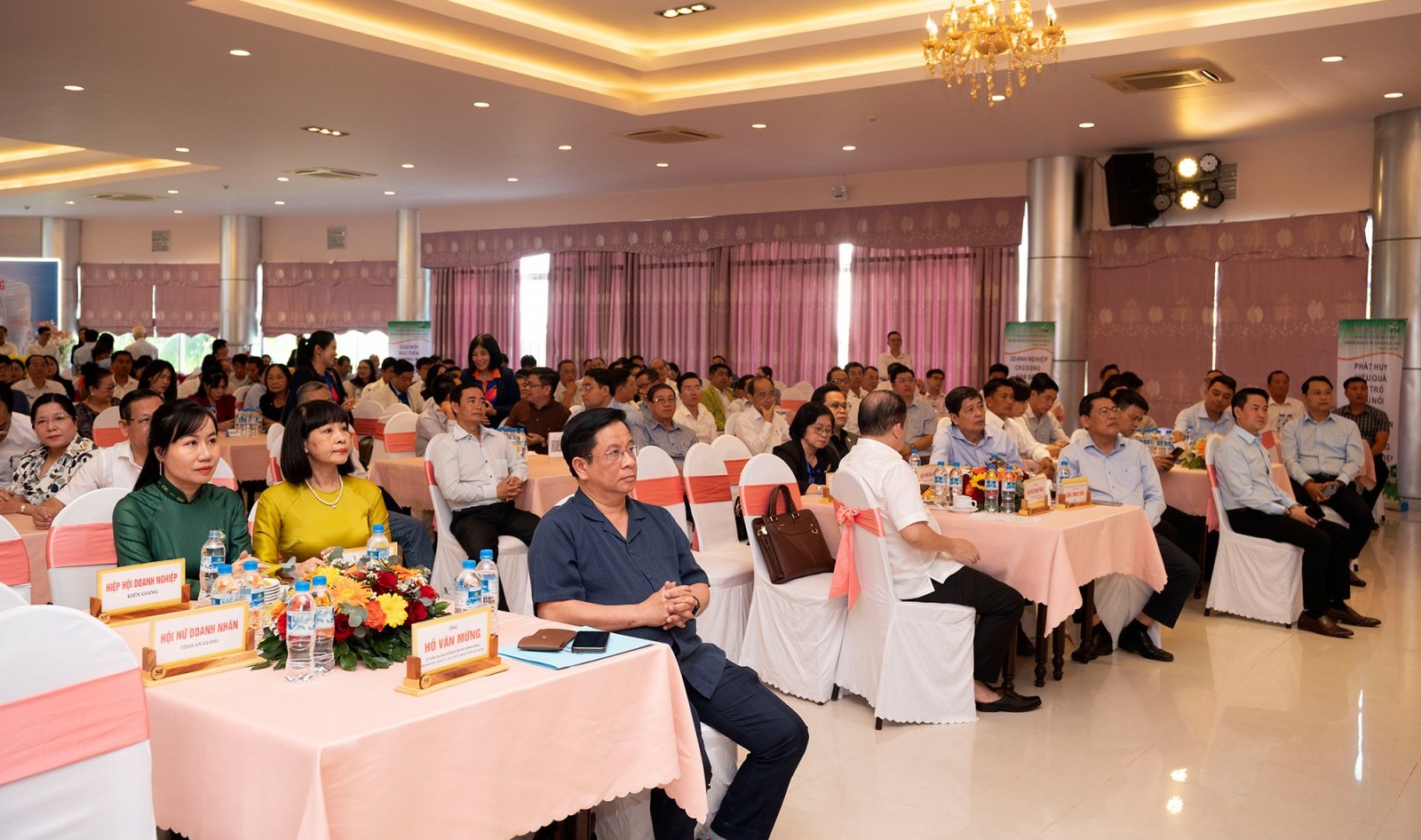 Chủ tịch UBND tỉnh An Giang Hồ Văn Mừng chủ trì chương trình “Cà phê doanh nhân” tháng 1/2026