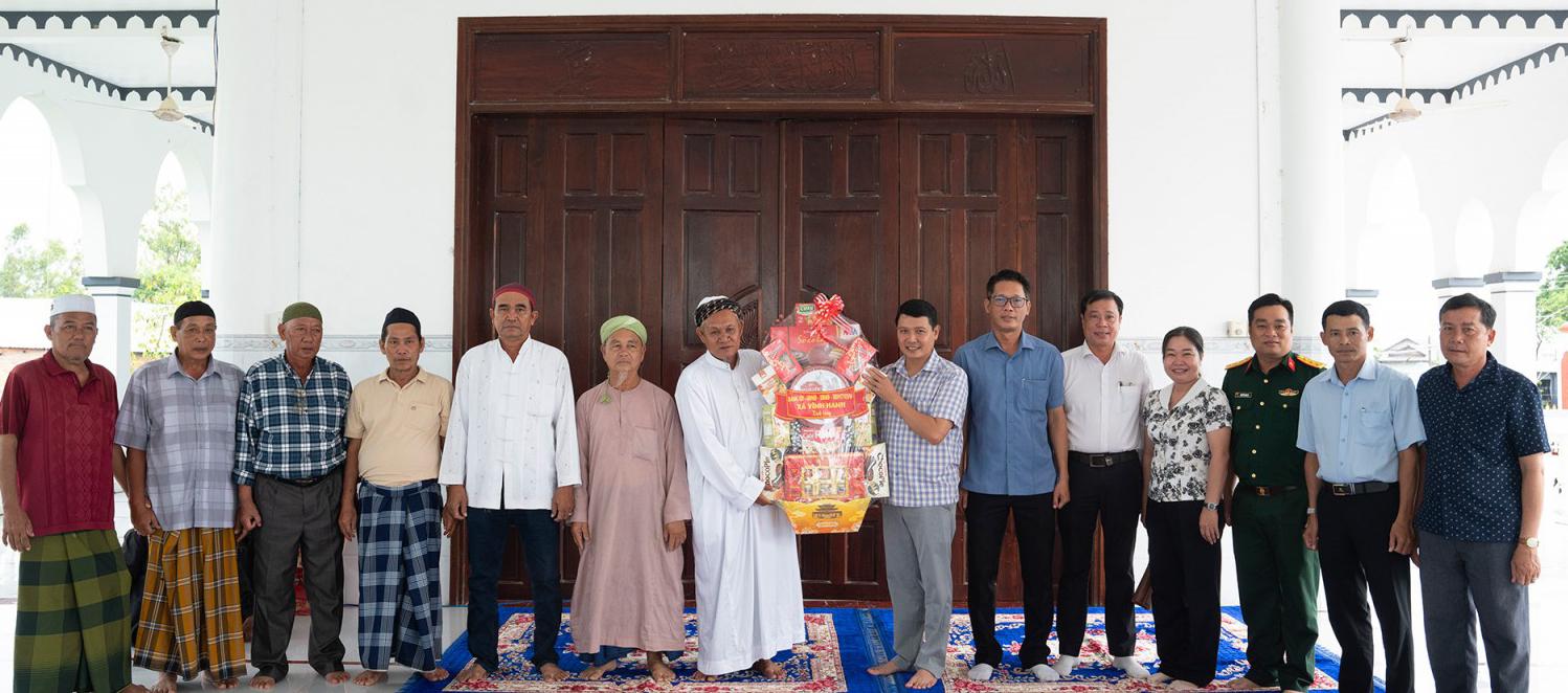 Phó Bí thư Tỉnh ủy, Chủ tịch Ủy ban MTTQ Việt Nam tỉnh An Giang Trần Thị Thanh Hương chúc mừng Tết Roya Haji của đồng bào dân tộc Chăm