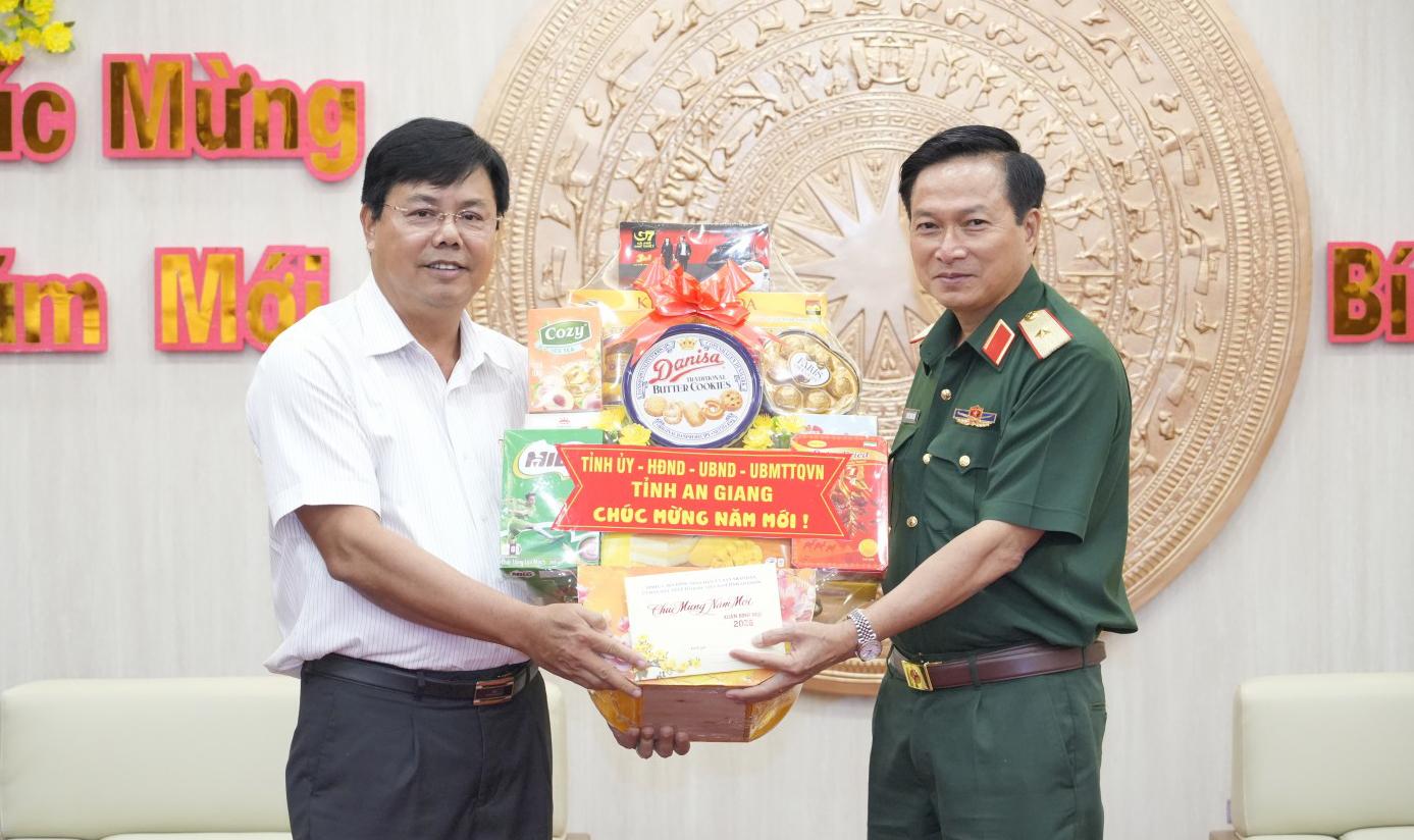 Bí thư Tỉnh ủy An Giang thăm, chúc tết Bộ Tư lệnh Quân khu 9