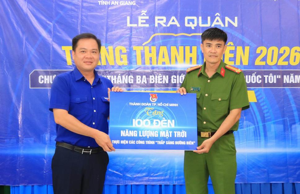 Công an tỉnh An Giang ra quân thực hiện tháng thanh niên tại xã Nhơn Hội Trao bảng tượng trưng đèn năng lượng