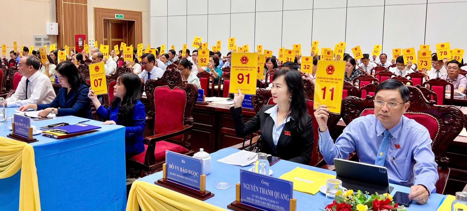 HĐND phường Long Xuyên họp chuyên đề thông qua 4 nghị quyết Đại biểu biểu quyết