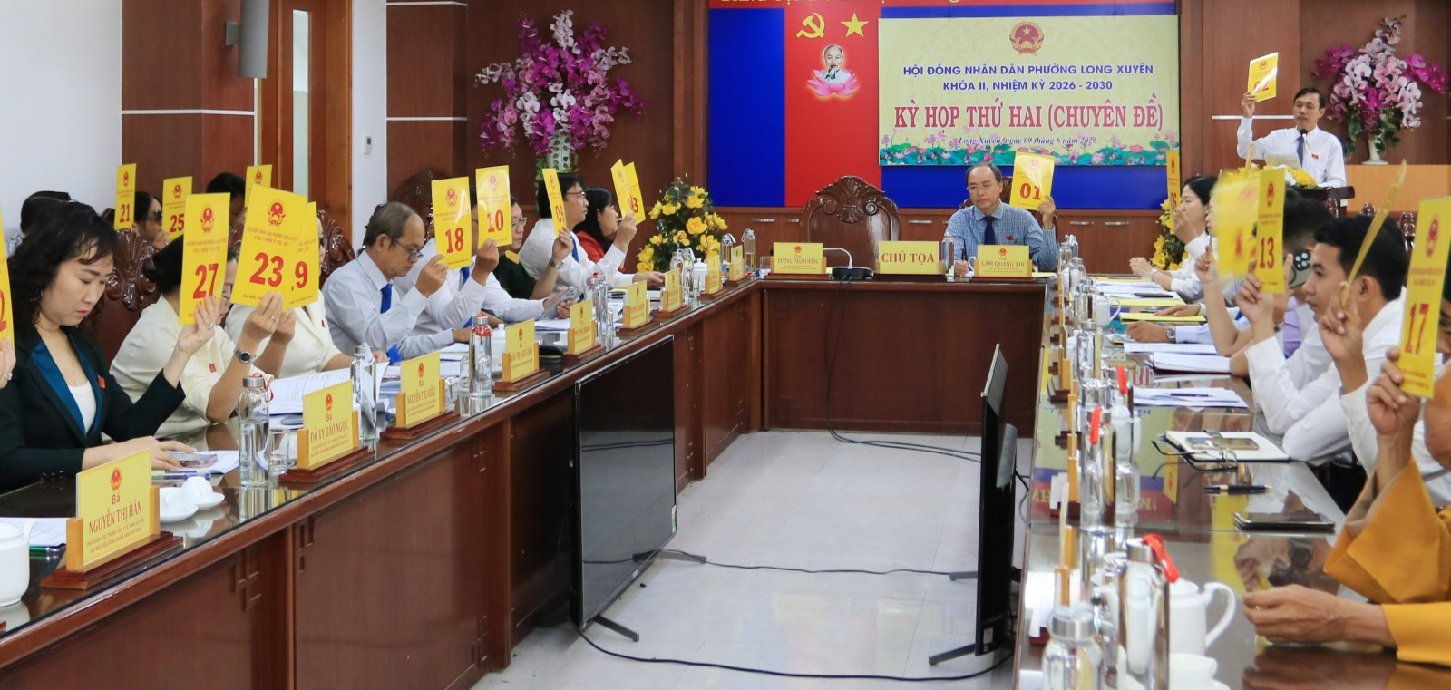 Đại biểu biểu quyết thông qua nội dung kỳ họp