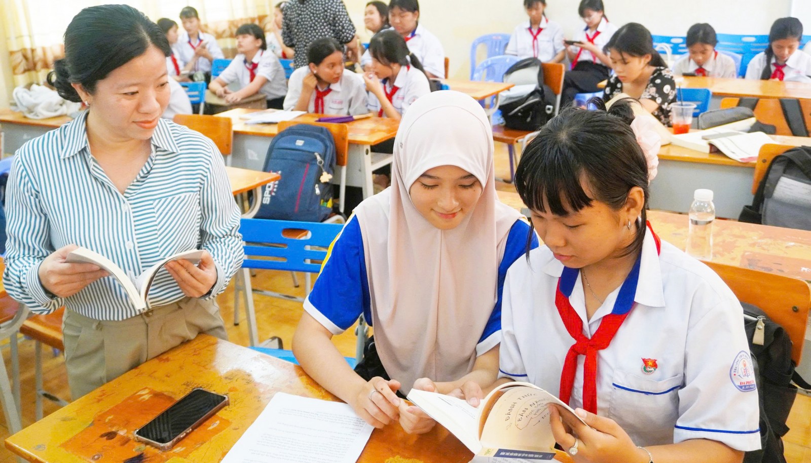 Nỗ lực dạy ngữ văn cho học sinh đồng bào Chăm