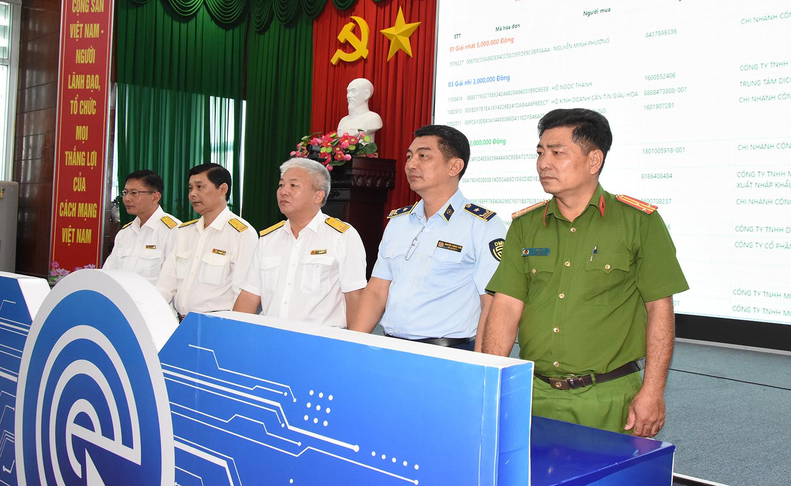 Thuế tỉnh An Giang quay thưởng “Hóa đơn may mắn” quý II/2025