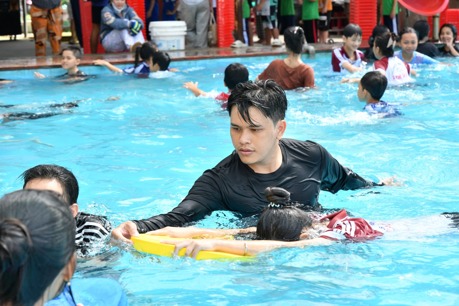 Bình Sơn khai giảng 14 lớp dạy bơi an toàn