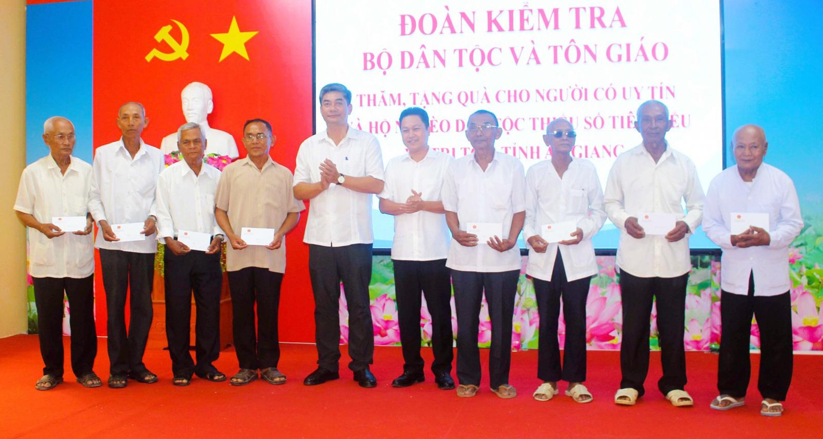 Thứ trưởng Y Vinh Tơr kiểm tra công tác dân tộc, tôn giáo tại An Giang
