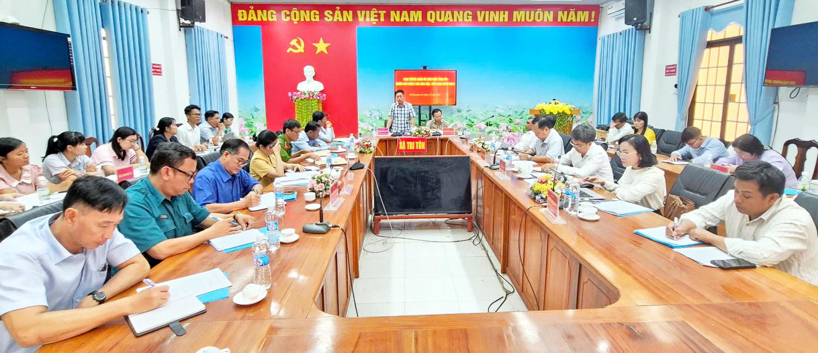 Ban Tuyên giáo và Dân vận Tỉnh ủy An Giang làm việc tại xã Tri Tôn về công tác tôn giáo, dân tộc
