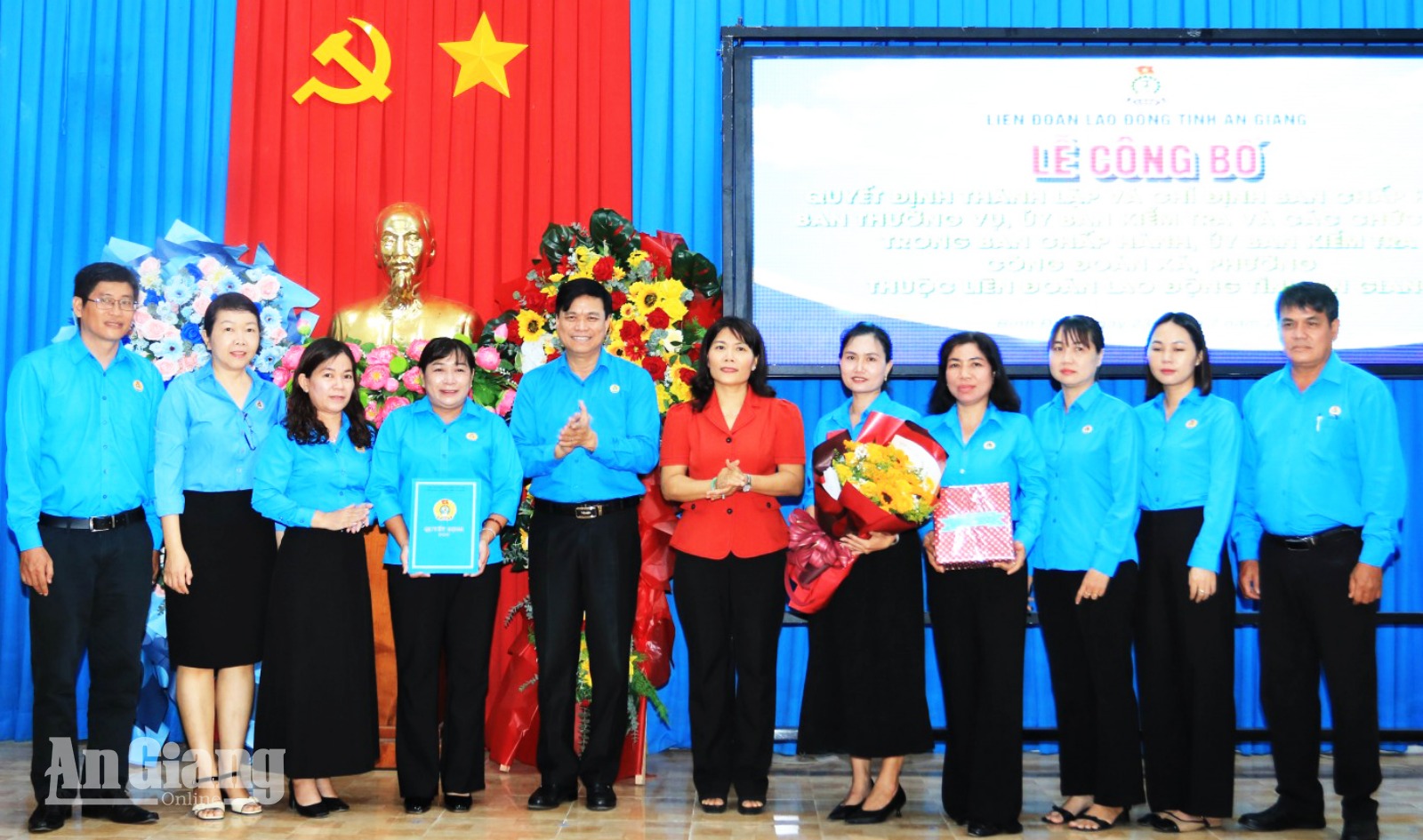 Đồng chí Đỗ Trần Thịnh, Chủ tịch Liên đoàn Lao động tỉnh An Giang và Bí thư Đảng ủy phường Bình Đức, Trần Thị Ngọc Diễm trao Quyết định và tặng hoa, quà cho Ban chấp hành Công đoàn phường Bình Đức