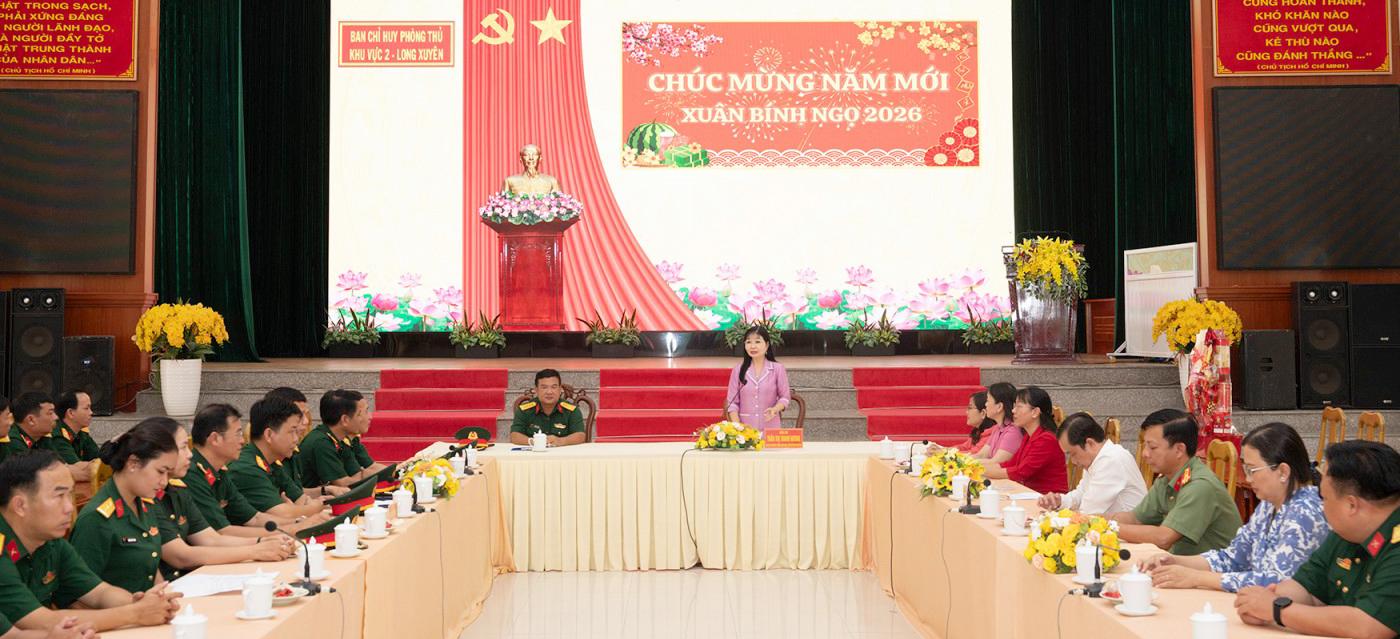 Phó Bí thư Tỉnh ủy An Giang Trần Thị Thanh Hương thăm, động viên cán bộ, chiến sĩ Ban Chỉ huy phòng thủ Khu vực 2 - Long Xuyên