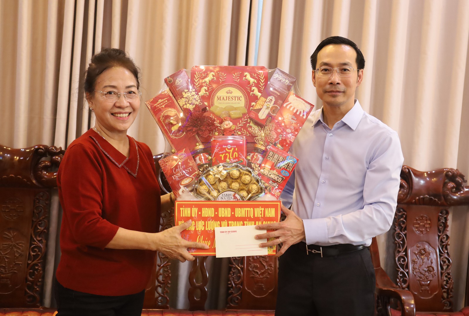 Phó Bí thư Thường trực Tỉnh ủy, Chủ tịch HĐND tỉnh An Giang Nguyễn Thanh Nhàn thăm, chúc tết tại phường Rạch Giá