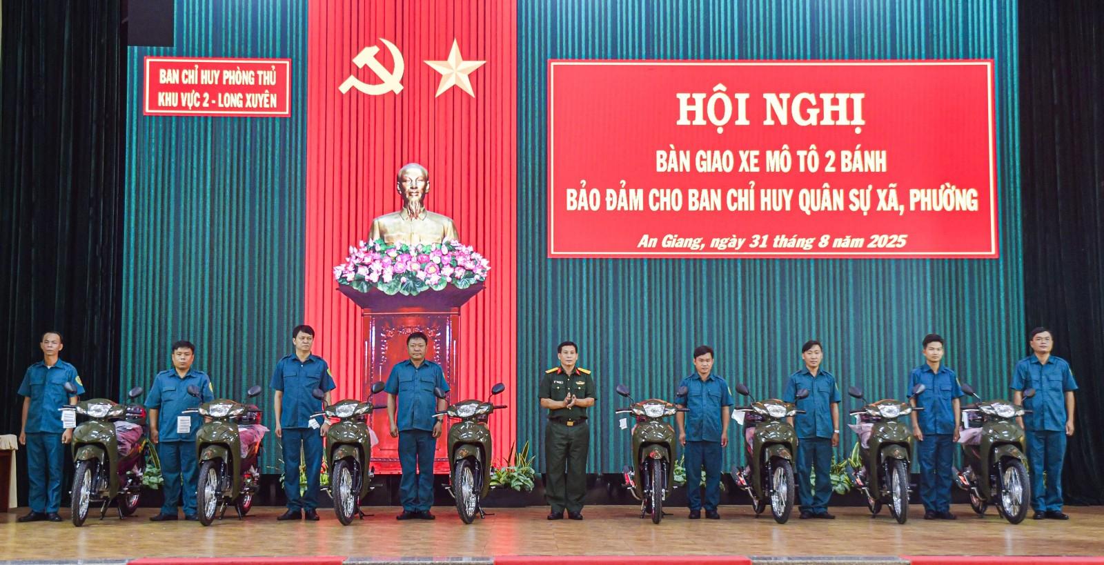 Trao 26 xe máy cho Ban Chỉ huy Quân sự xã trong khu vực phòng thủ 5