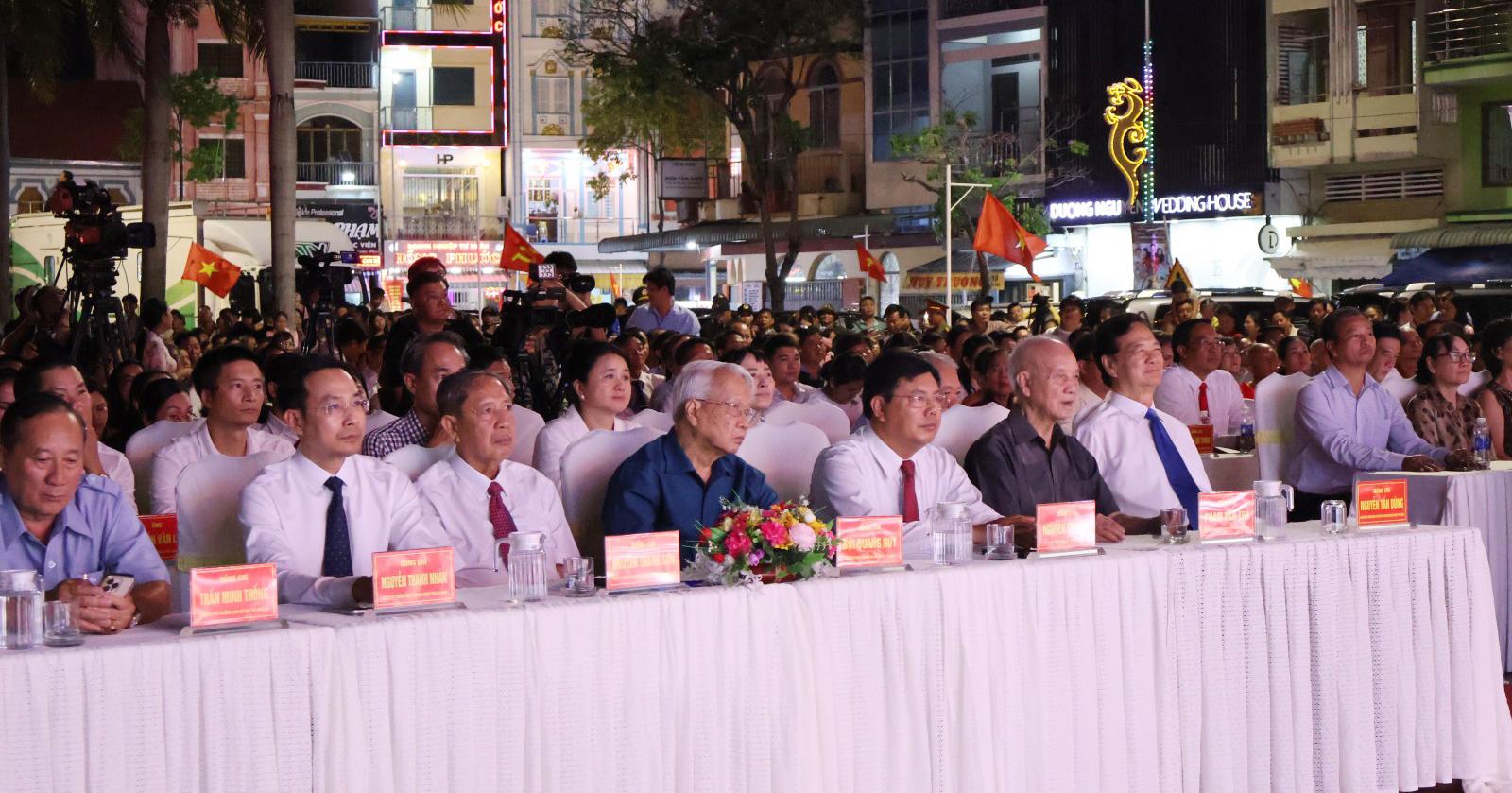 Chương trình nghệ thuật lễ hội pháo hoa và hội hoa đăng kỷ niệm 290 năm thành lập Tao đàn Chiêu Anh Các