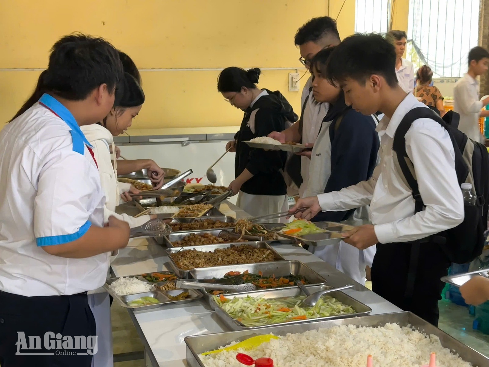 Vĩnh Trạch giữ lửa nhà ăn tình thương đầu năm học mới