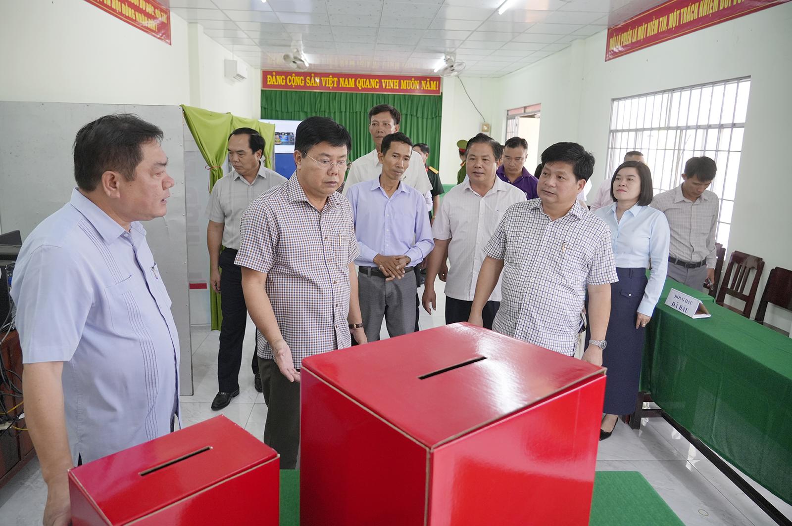 Bí thư Tỉnh ủy An Giang Nguyễn Tiến Hải kiểm tra công tác chuẩn bị bầu cử tại các xã: Thạnh Lộc, Châu Thành và Bình An