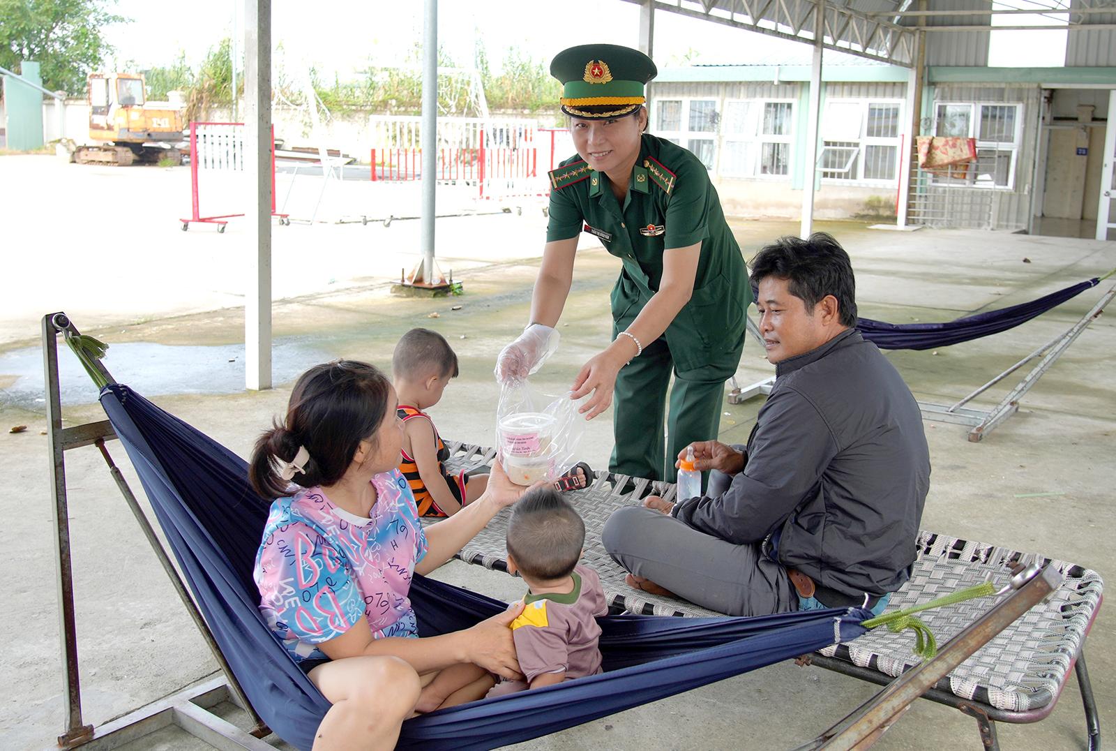 Bát cháo ấm tình quân dân vùng biên giới