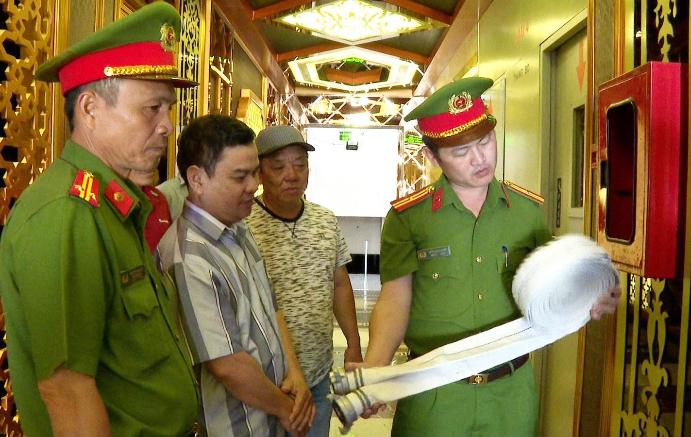 Cảnh s&aacute;t PCCC v&agrave; CNCH C&ocirc;ng an tỉnh An Giang kiểm tra thiết bị chữa ch&aacute;y tại qu&aacute;n Karaoke RuBy, phường Rạch Gi&aacute;. Ảnh: Thiện Thanh