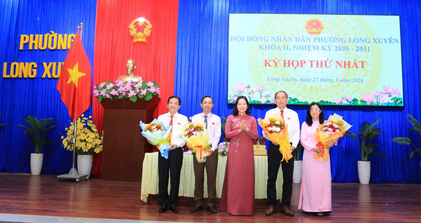 Phó Bí thư Thường trực Đảng ủy phường Long Xuyên Võ Thị Xuân Kiều tặng hoa chúc mừng đại biểu HĐND