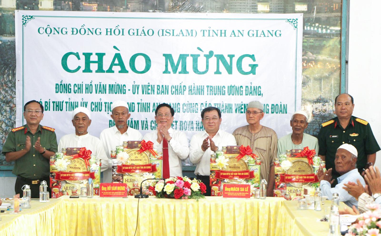 Chủ tịch UBND tỉnh An Giang Hồ Văn Mừng chúc Tết Roya Haji tại xã Châu Phong