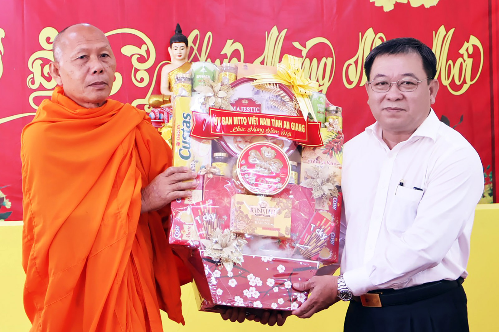 Phó Chủ tịch Thường trực Ủy ban MTTQ Việt Nam tỉnh An Giang Lê Thanh Việt chúc tết Hội Đoàn kết sư sãi yêu nước tỉnh