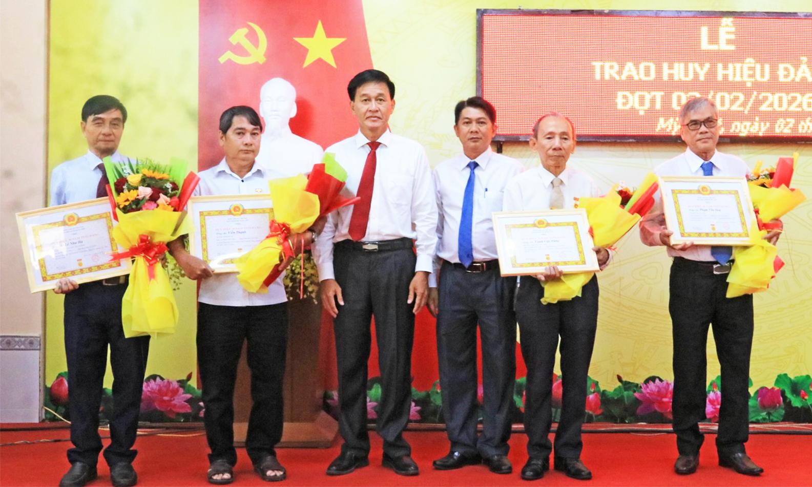 An Giang: Nhiều địa phương, đơn vị tổ chức lễ trao tặng Huy hiệu Đảng đợt 3/2 Trao Huy hiệu Đảng cho các đảng viên