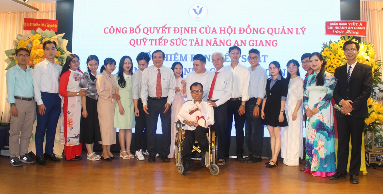 Họp mặt biểu dương cá nhân tiêu biểu xuất sắc và trao tài trợ cho sinh viên tài năng An Giang